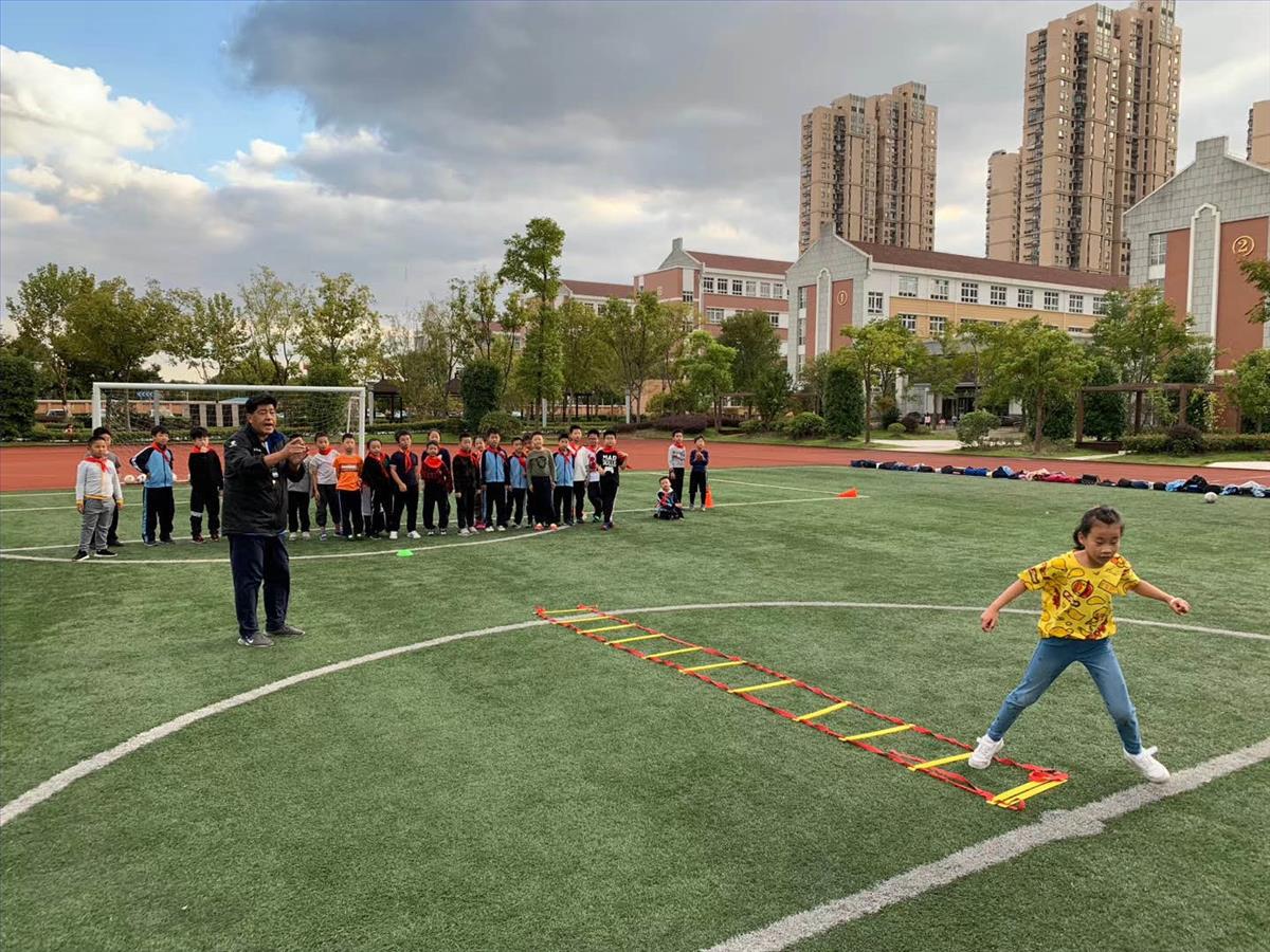 外聘专家指导——“少儿足球”课程.jpg 外聘专家指导——“少儿足球”课程.jpg