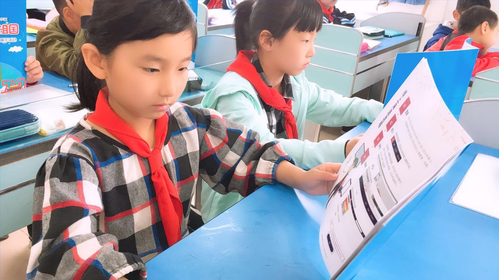 2019年5月参加上海少年创新能力展示活动 (1).jpg 2019年5月参加上海少年创新能力展示活动 (1).jpg