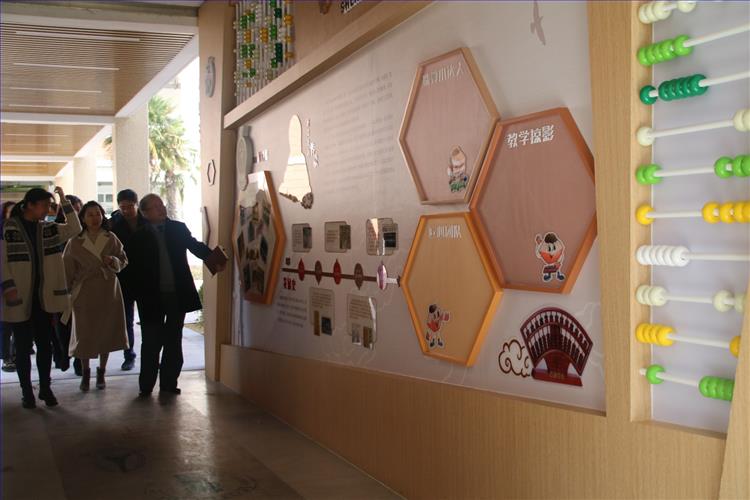 16、参观东方校园2.JPG