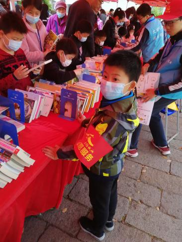 学生照片:环保换书会.png 学生照片:环保换书会.png