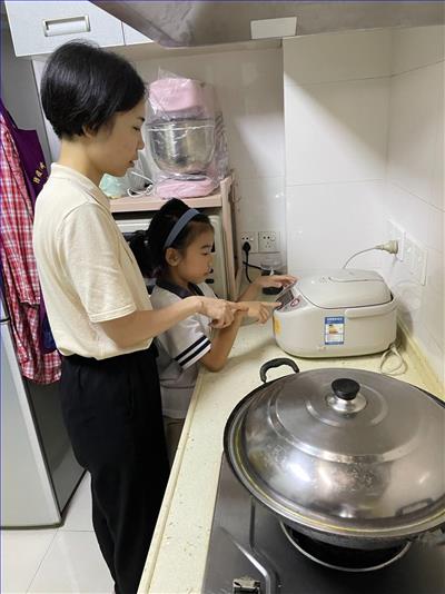 亲子劳动照.jpg 亲子劳动照.jpg