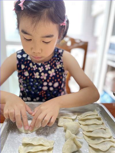 学生照片1包饺子.jpg