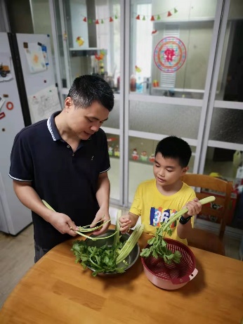 家长亲子劳动照片.jpg 家长亲子劳动照片.jpg