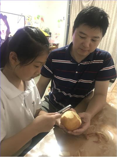 亲子劳动照片.jpg 亲子劳动照片.jpg