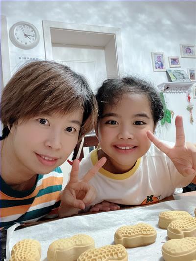 亲子劳动照片.jpg 亲子劳动照片.jpg