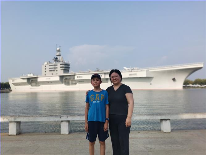 亲子照 五(2)班 章乐诚.jpg 亲子照 五(2)班 章乐诚.jpg