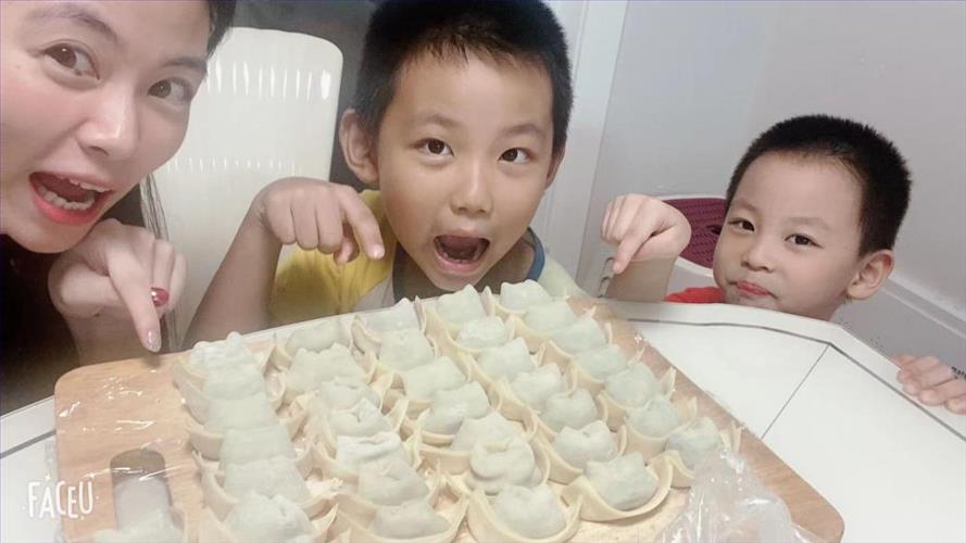 亲子劳动照片.jpg 亲子劳动照片.jpg