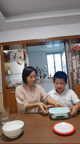 亲子劳动照片.jpg 亲子劳动照片.jpg