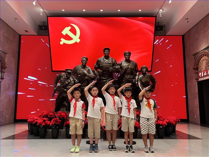 群像雕塑前合影.jpg 群像雕塑前合影.jpg