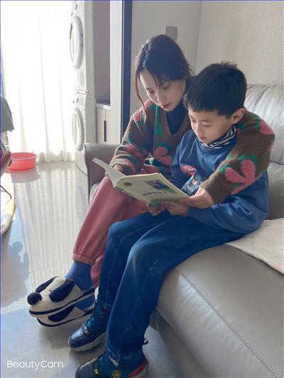 亲子阅读照片.jpg 亲子阅读照片.jpg
