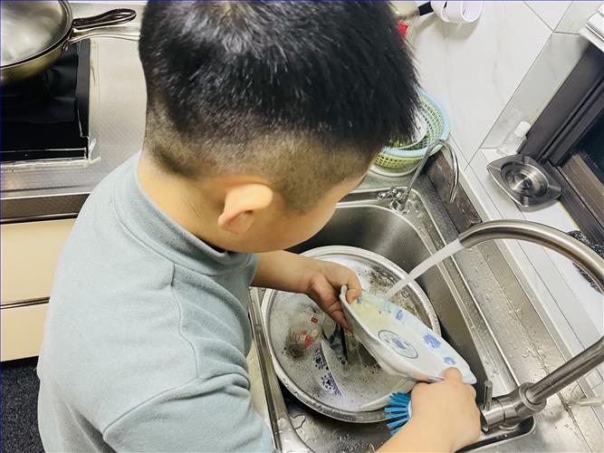 学生照片2洗碗.jpg 学生照片2洗碗.jpg
