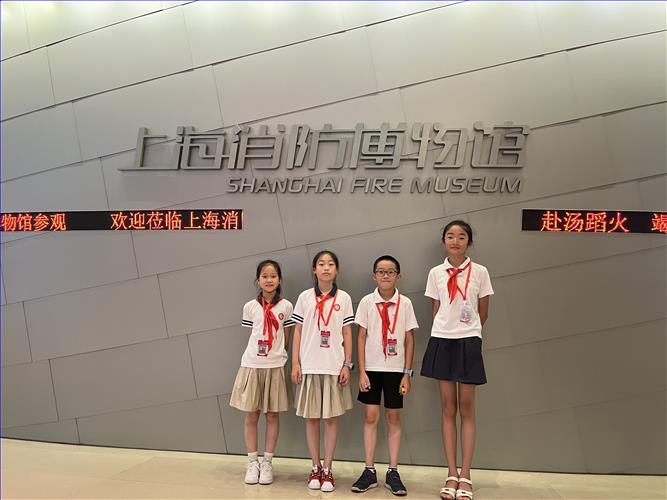 图2:大门口集合了.jpg 图2:大门口集合了.jpg